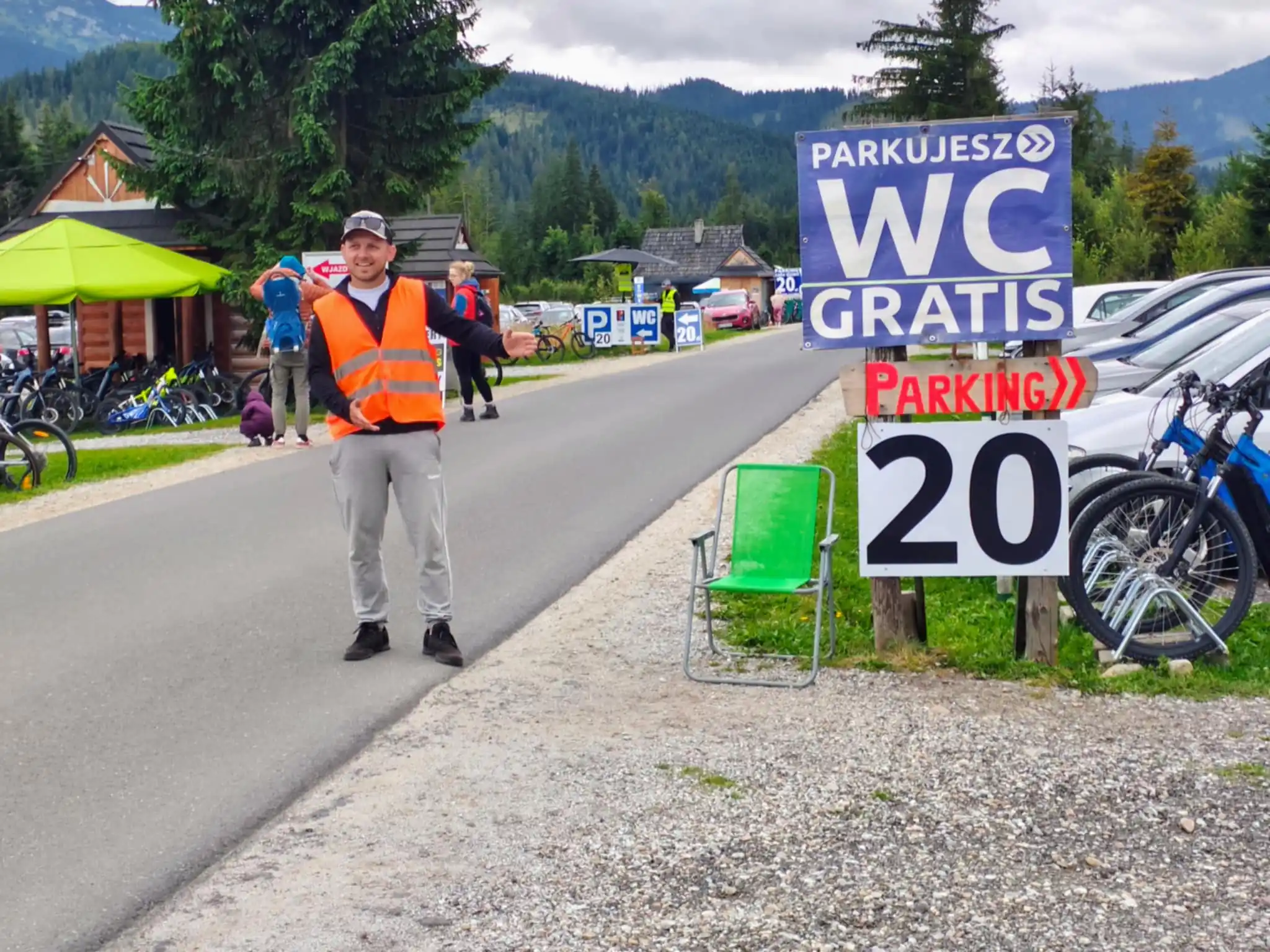 Dolina Chochołowska - widok na parking i góry